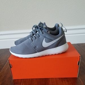 Nike Roshe One in Grey